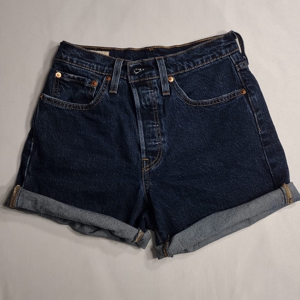 Levis Denim Blue Women's Shorts size 26 pre owned Exellent condition.